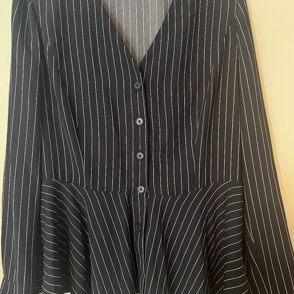 Ann Taylor Women's Black & White Stripes Top V-neck Long Sleeves Size 10